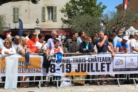 The excitement was certainly building for the start of Stage 16 in Saint-Paul-Trois-Châteaux. (July 19, 2011)