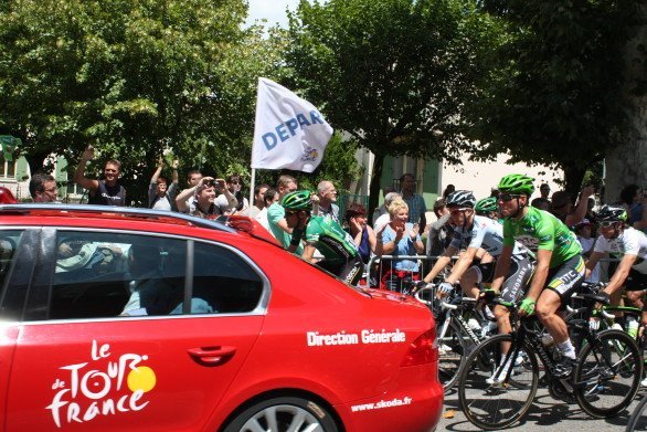The start of Stage 16 at Saint-Paul-Trois-Châteaux. (July 19, 2011) 