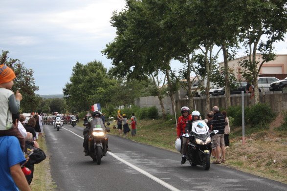 ....and here comes the peleton! (July 17, 2011)
