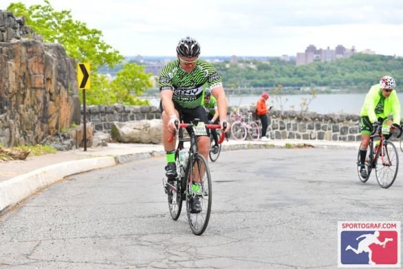 Cresting the final hill.....ouch!!